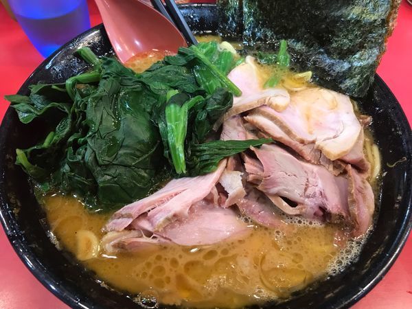 「チャーシュー麺 中盛 950円 ほうれんそう 100円」@家系総本山 ラーメン吉村家の写真