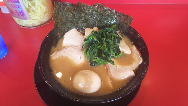 「チャーシューメン+味玉 1010円」@家系ラーメン王道 王道之印の写真