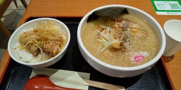 「背脂醤油麺 まかない飯セット」@芳麺の写真