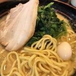 「醤油豚骨らーめん＋ほうれん草」@横浜家系ラーメン やまふじ家 野田店の写真