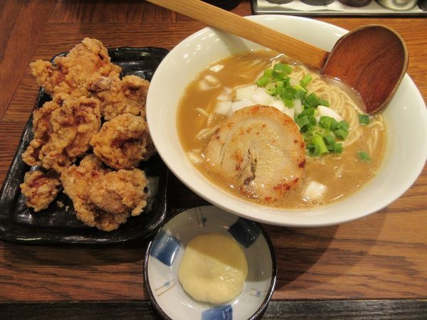 「鶏煮干しラーメン（８４３円）＋唐揚げ４１１円」@鶏白湯中華そば 鶏たけ商店の写真
