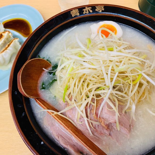 「定番のネギ塩チャーシュー中盛と餃子」@ラーメン青木亭 越谷店の写真
