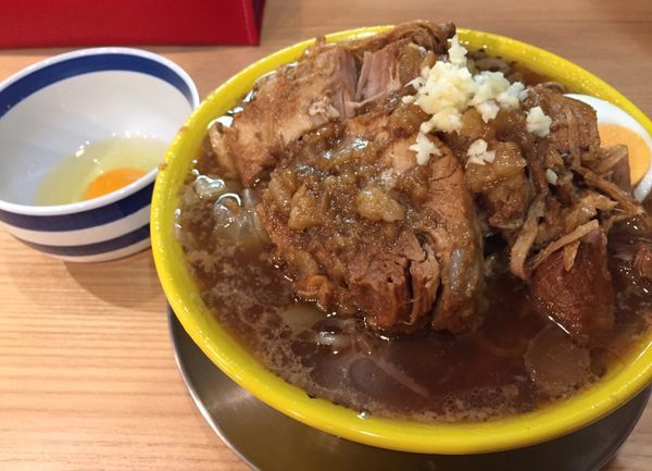 「ミニ豚そば(野菜ちょいマシちょいアブラニンニク)+豚増+生卵」@茨城豚そば 特龍 水戸堀町店の写真