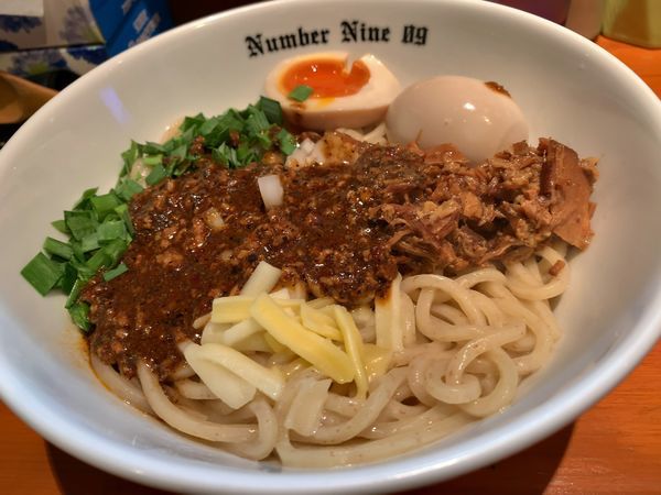 「油そばBLACK＋味玉＋ニラ&玉ねぎ＋ニンニク＋1/2ライス」@麺Dining Number Nine 09の写真