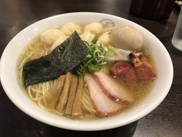 「白だしエビワンタン麺大盛味玉切落としチャーシュー」@八雲の写真