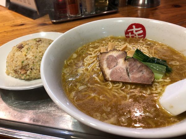 「中華そば（小）700円 チャーハン（小）400円」@中華そば まるきの写真