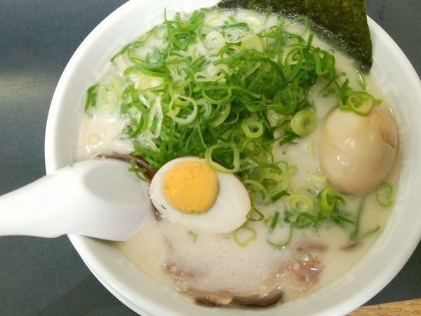 「ネギラーメン＋煮玉子」@博多天神 お茶の水店の写真