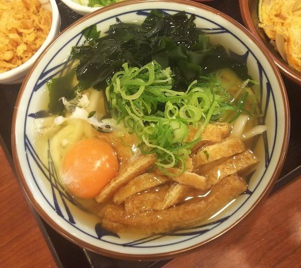「月見刻みきつね９００円」@丸亀製麺 米沢店の写真