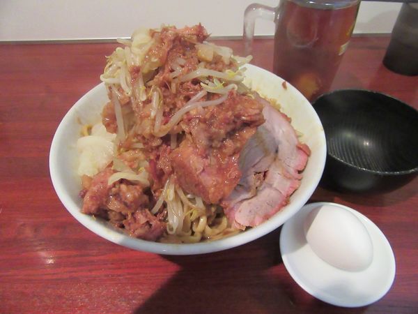 「汁なし（７５０円）＋麺増し＋生卵＋ジョッキ」@俺の生きる道 つくば店の写真