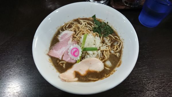 「濃密な煮干しそば 880円 + 和え玉（中太） 200円」@中華そば いづるの写真