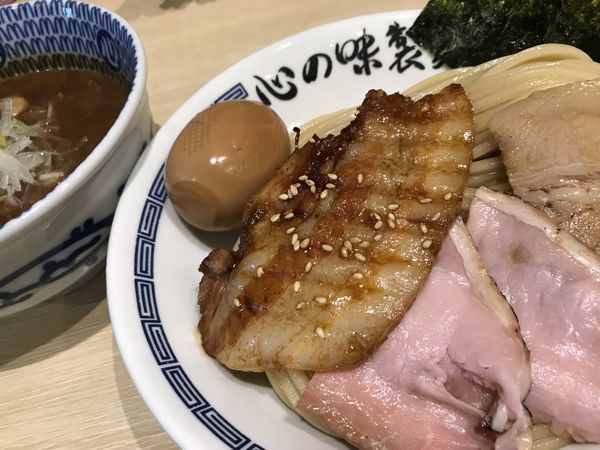 「特製豚骨魚介つけ麺 1,000円 中盛 50円」@心の味製麺 平井店の写真