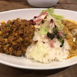 バターチキンカレーとキーマカレーのコンビネーション