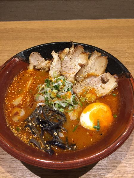 「焙煎辛みそ炙りとろ豚チャーシュー麺 ￥１１５０円」@らーめん 吉山商店 なんばラーメン一座店の写真