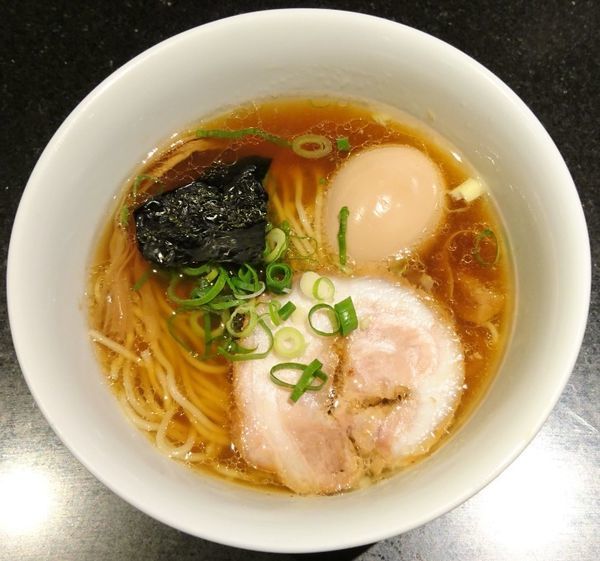 「ミニ醤油らぁ麺＋名古屋コーチンの味玉」@支那そばや 新横浜ラーメン博物館店の写真