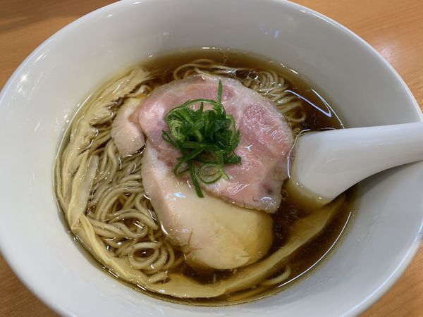 「醤油らぁ麺」@らぁ麺 はやし田 新宿本店の写真