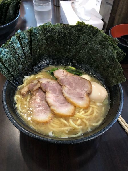 「特製西輝家しょうゆ大盛り 固め濃いめ多め 海苔 小ライス」@ラーメン 西輝家の写真