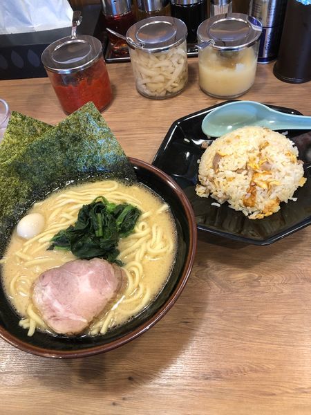 「ラーメン並硬め濃いめ700円、半チャーハン280円」@横浜家系ラーメン 沼田家の写真