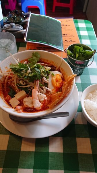 「トムヤムクンラーメン（中細麺センレック）+パクチートッピング」@ナ・トゥンテンの写真