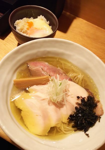「塩らぁめん＋鶏むねチャーシュー＋『輝』の温泉卵ご飯」@赤羽 山雄亭の写真