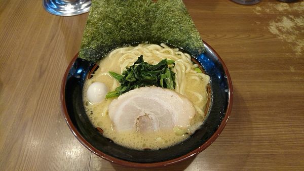 「豚骨醤油ラーメン_720円」@横浜家系ラーメン 一刀家 赤坂本店の写真