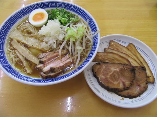 「限定　冷やしラーメン（８５０円）＋バカ豚３２０円」@勝神角ふじの写真