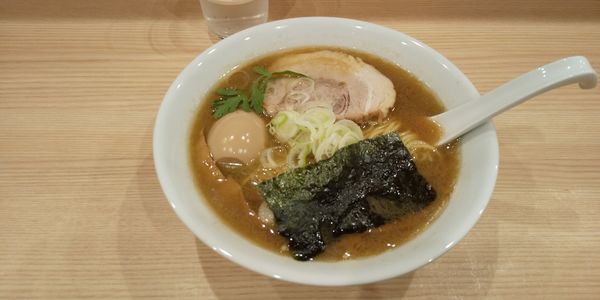 「しょうゆ+煮玉子」@煮干し中華そば にいぼしの写真