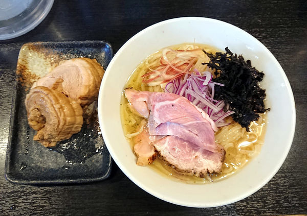 「冷やし塩煮干しそば+厚切り豚」@陽はまたのぼるの写真