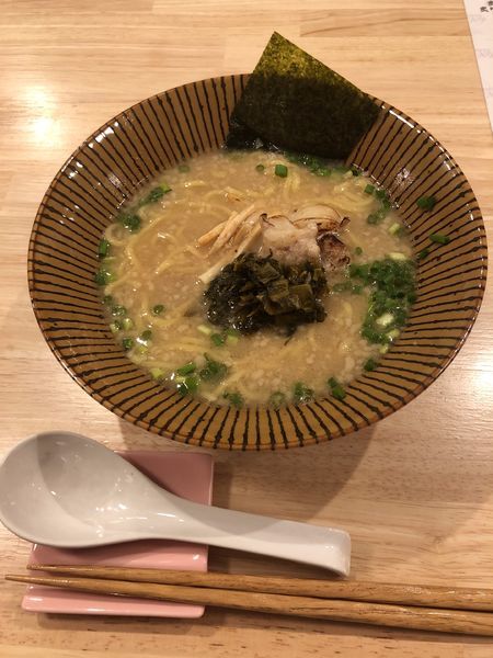 「炙りモツ高菜ラーメン　950円」@おむすび不動産cafeの写真