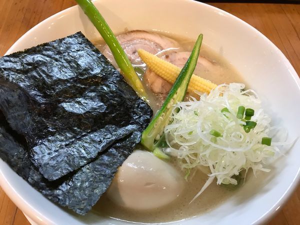 「特製豚白湯+替玉 硬め 850+100円」@ろく月の写真