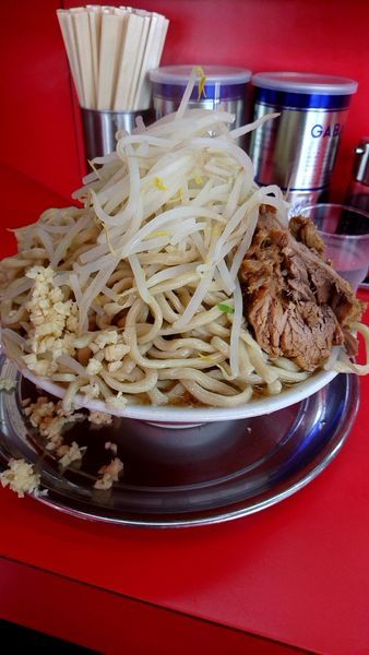 「ラーメン700円限界盛り野菜少なめニンニク」@麺でる 田園調布本店の写真