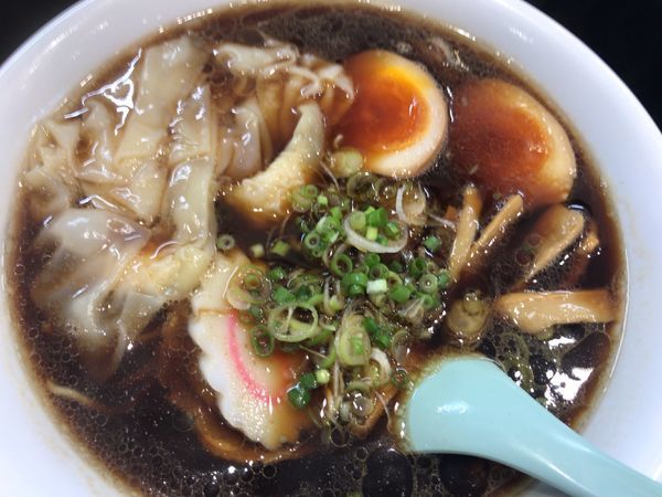 「ワンタン麺930円＋煮たまご120円」@中華そば あかりやの写真