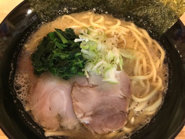 「豚骨醤油らーめん+ライス」@武蔵家 沖縄本店の写真