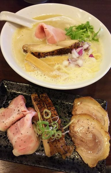 「濃厚鶏白湯らーめん（塩）＋三種の肉増し」@麺場ニ寅 川越店の写真