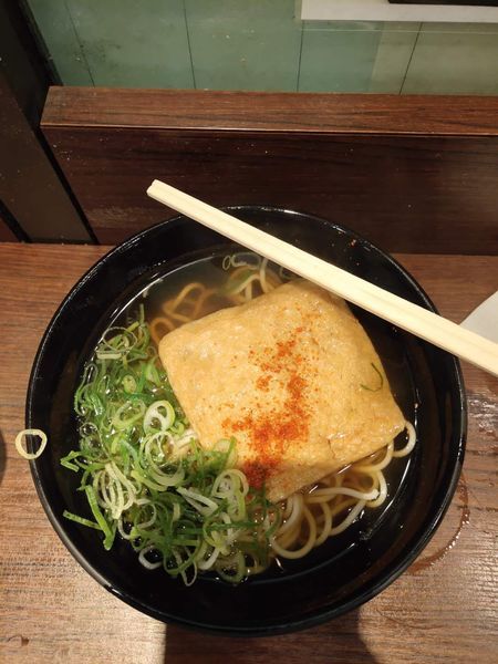 「きつねそば」@えきそば 姫路駅店の写真