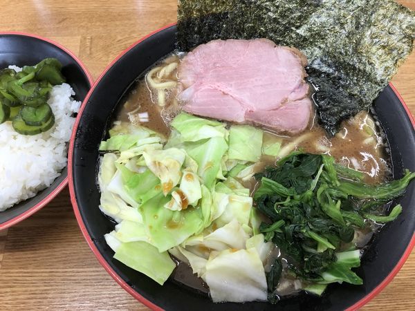 「ラーメン、固め、キャベツ＋サービスライス」@麺家 紫極の写真