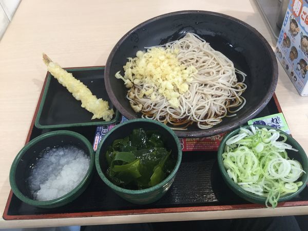 「朝そば鬼おろし・三陸わかめ変更、薬味多目+海老天(￥330)」@ゆで太郎 錦町店の写真