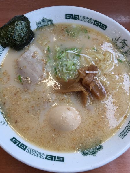 「とんこつラーメン440円＋味付玉子50円」@日高屋 春日部東口駅前店の写真