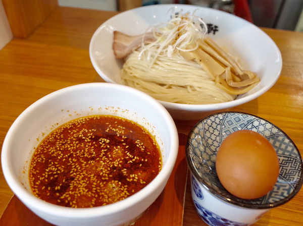 「冷やし辛つけ麺…790円＆生たまご…＋60円」@ニボチャチャ！！ラーメン あらき軒の写真