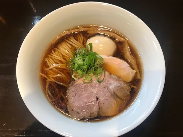 「味玉 醤油らぁ麺」@らぁ麺 すぎ本の写真