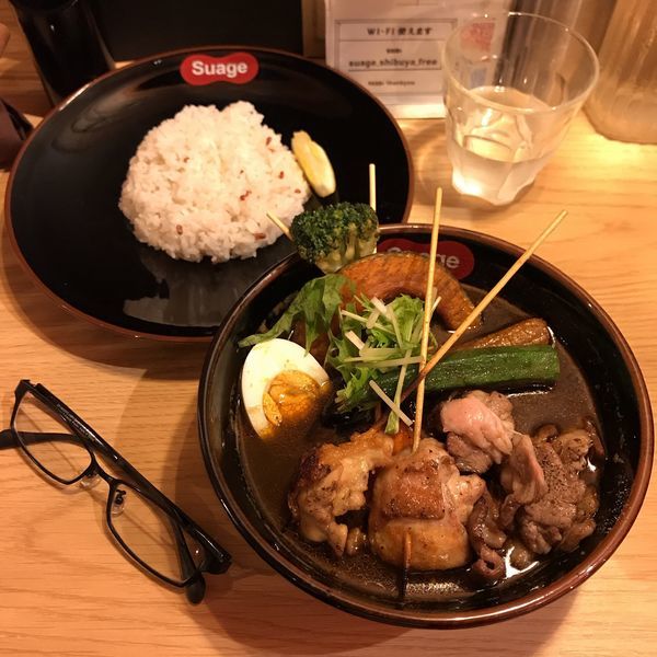 「生ラム炭焼きカレー(イカスミスープ)＋パリパリ知床どり2本」@北海道スープカレーSuage 渋谷店の写真