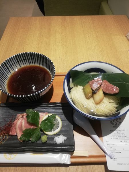 「【よしかわ】昆布水に浸かった夏鴨のつけそば　980円」@むぎくらべの写真