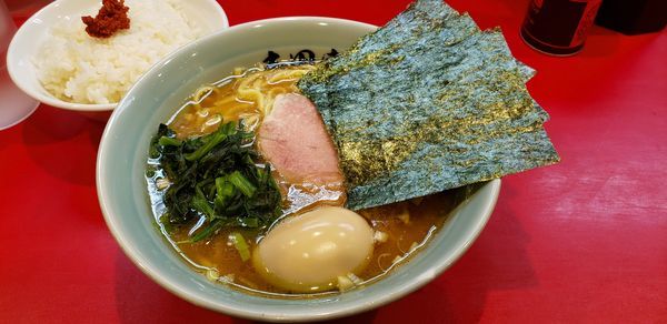 「味玉ラーメン　カタメオオメ　ライス無料」@横浜家系ラーメン 志田家 蒲田店の写真