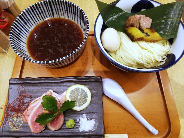 「【寿製麺よしかわ】昆布水に浸かった夏鴨のつけそば＋味玉1080円」@むぎくらべの写真