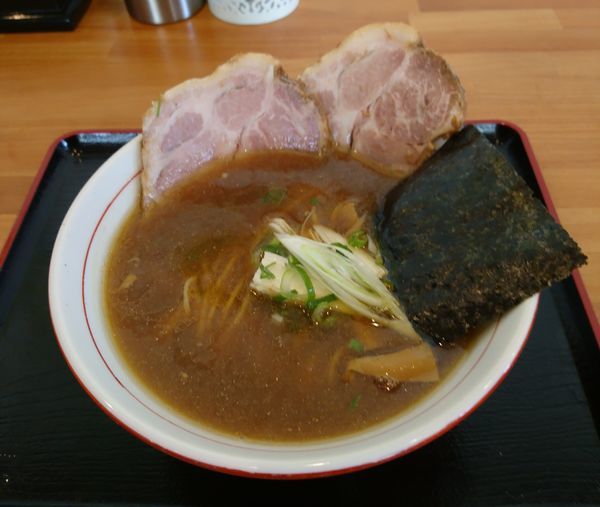 「月木曜日 煮干しらーめん 低温熟成チャーシュー追加」@らーめん マル汁屋の写真