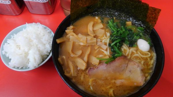 「中ラーメン、海苔、メンマ、半ライス」@壱六家 上大岡店の写真