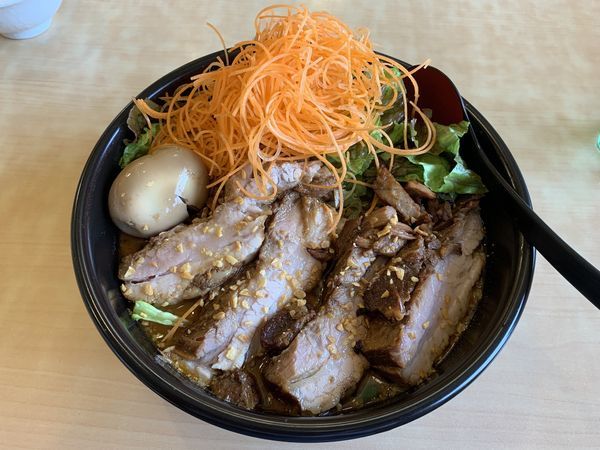 「ターロースタミナスパイシー麺280g＋ターローx3＋にんにく」@たっちゃんらーめんの写真