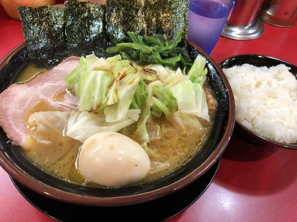 「中盛チャーシュー麺固め たまごキャベツ&飯」@家系ラーメン とらきち家の写真