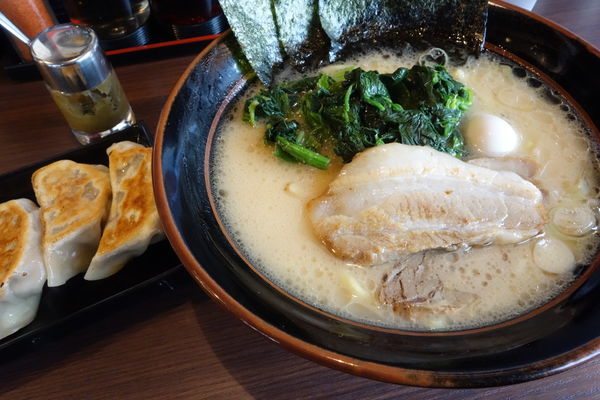 「醤油豚骨らーめん700円好み普通」@横浜家系ラーメン やまふじ家 野田店の写真