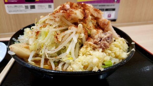 「ラーメン全マシ　ニンニクアブラW」@ジャンクガレッジ イオン北戸田店の写真