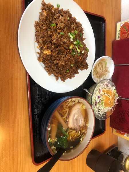 「黒チャーハンと半ラーメンのセット」@福来飯店の写真